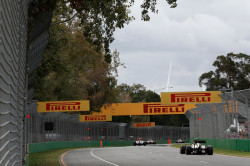 2013-Australian-GP-track-action-during-the-race2