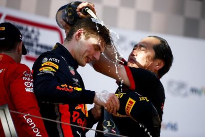 Tanabe, direttore tecnico Honda, celebra la vittoria in Austria sul podio con Verstappen