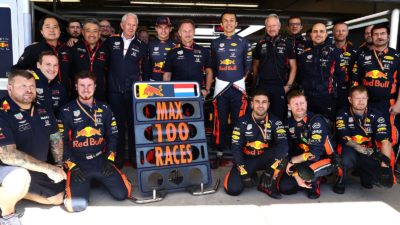 F1 | Austin: 2019, il team Red Bull al completo festeggia le 100 gare in F1 di Max Verstappen